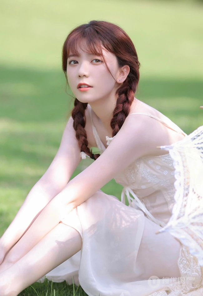 赤足行走在草地上的清纯肩带蕾丝裙双麻花辫少女超美高清写真图片