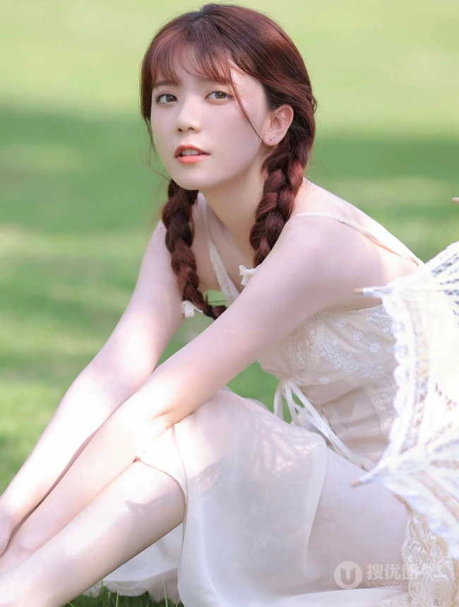 赤足行走在草地上的清纯肩带蕾丝裙双麻花辫少女超美高清写真图片