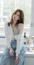 鹅蛋脸，精致面容精选少女运动背心牛仔裤厨房写真显完美纤细线条身材图片