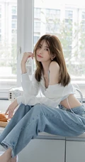 鹅蛋脸，精致面容精选少女运动背心牛仔裤厨房写真显完美纤细线条身材图片