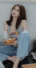 鹅蛋脸，精致面容精选少女运动背心牛仔裤厨房写真显完美纤细线条身材图片