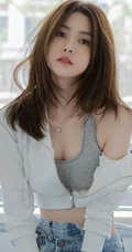 鹅蛋脸，精致面容精选少女运动背心牛仔裤厨房写真显完美纤细线条身材图片