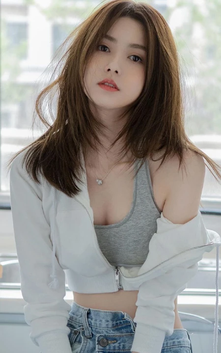 鹅蛋脸，精致面容精选少女运动背心牛仔裤厨房写真显完美纤细线条身材图片