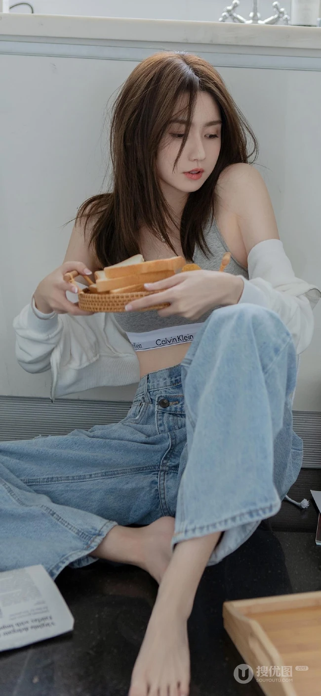 鹅蛋脸，精致面容精选少女运动背心牛仔裤厨房写真显完美纤细线条身材图片