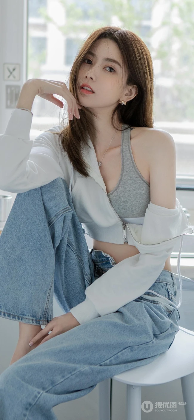 鹅蛋脸，精致面容精选少女运动背心牛仔裤厨房写真显完美纤细线条身材图片