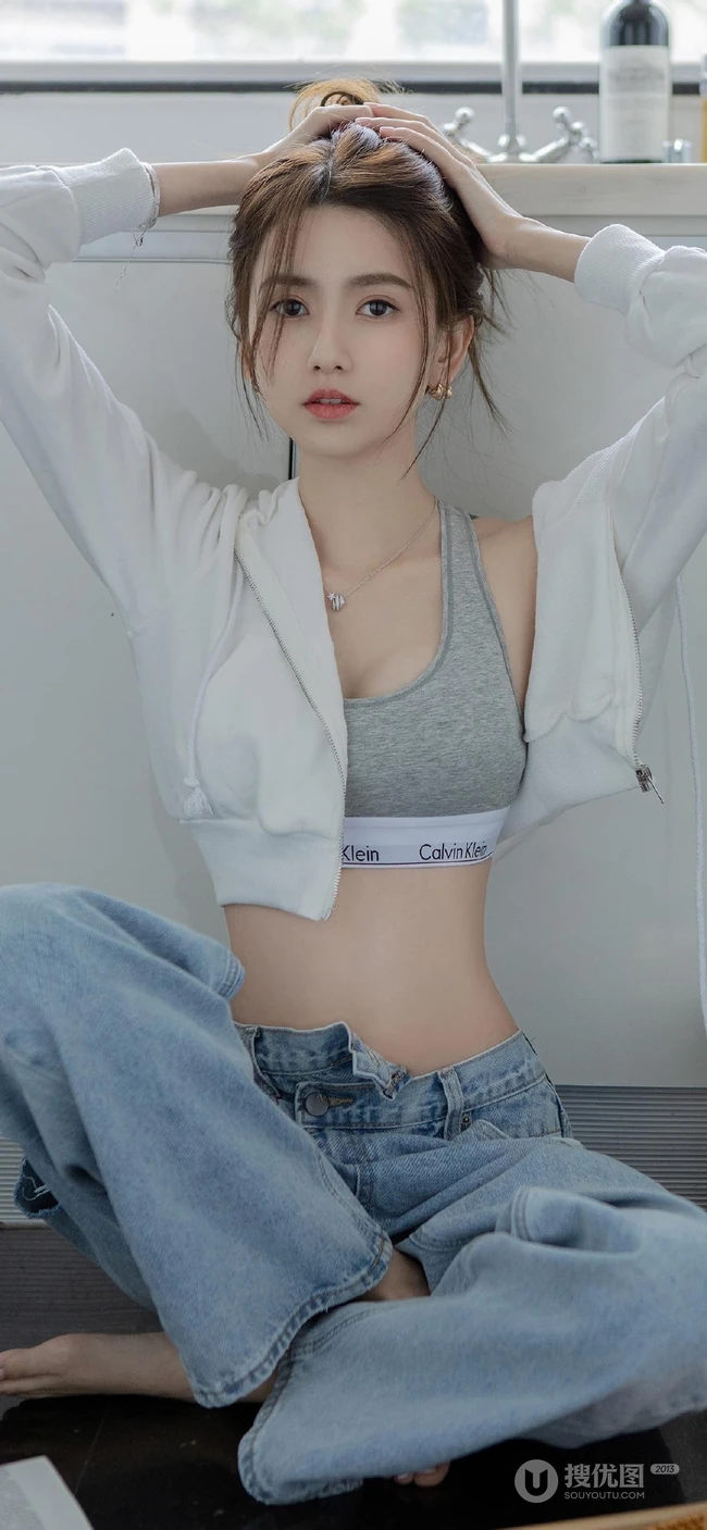 鹅蛋脸，精致面容精选少女运动背心牛仔裤厨房写真显完美纤细线条身材图片