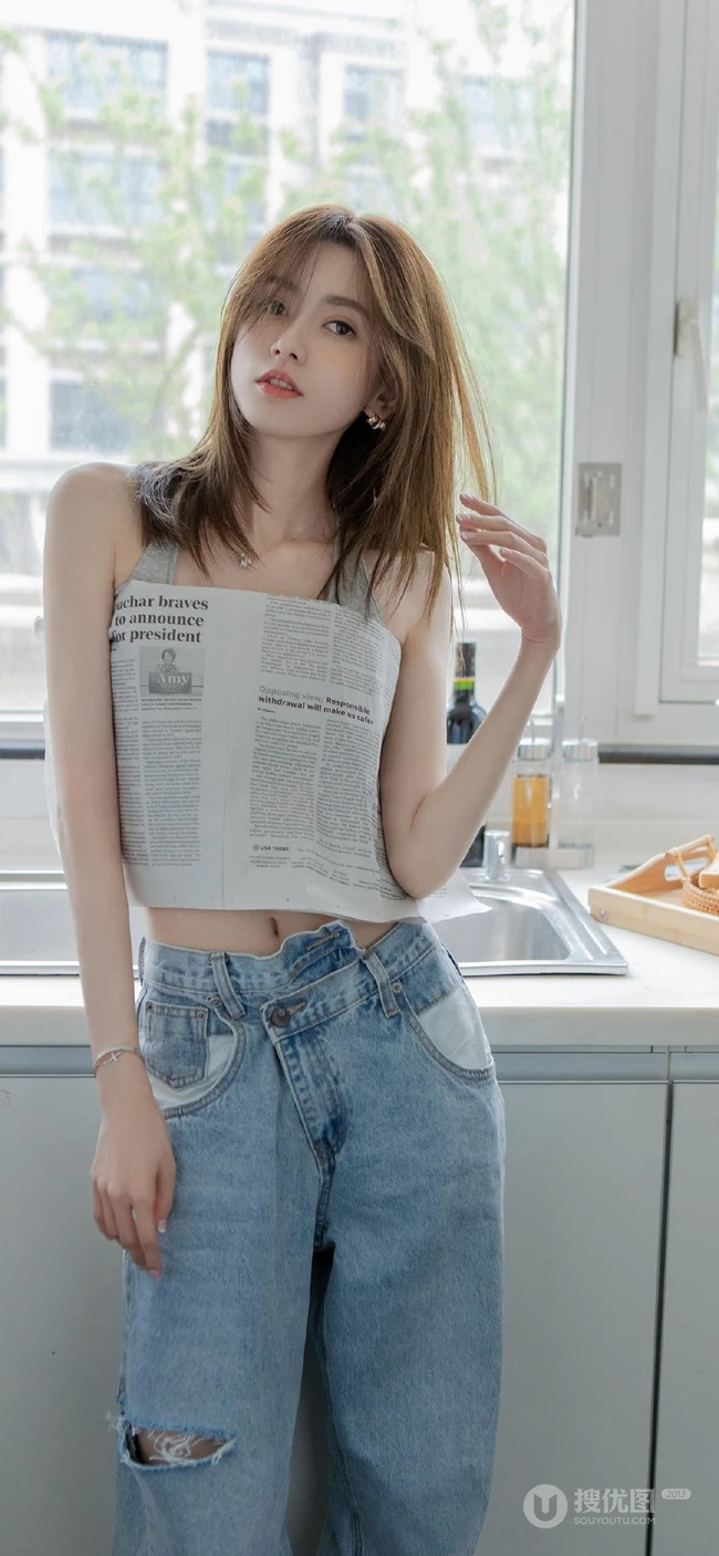 鹅蛋脸，精致面容精选少女运动背心牛仔裤厨房写真显完美纤细线条身材图片