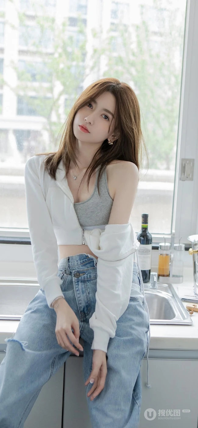 鹅蛋脸，精致面容精选少女运动背心牛仔裤厨房写真显完美纤细线条身材图片