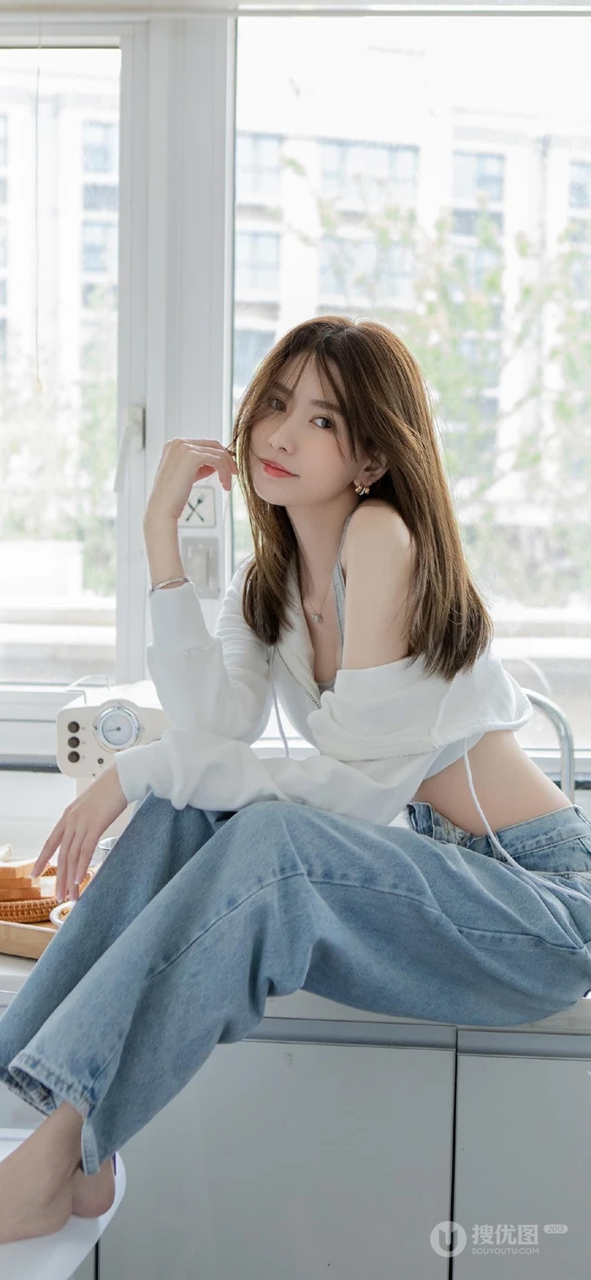 鹅蛋脸，精致面容精选少女运动背心牛仔裤厨房写真显完美纤细线条身材图片