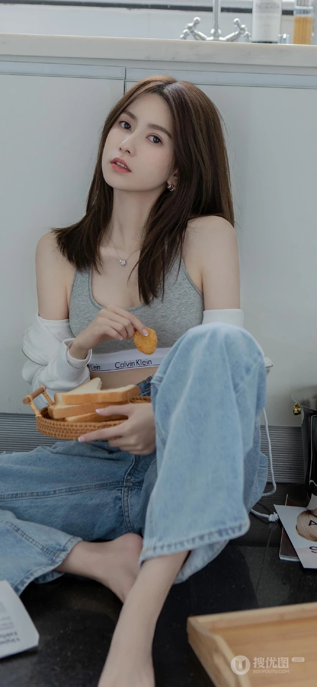 鹅蛋脸，精致面容精选少女运动背心牛仔裤厨房写真显完美纤细线条身材图片