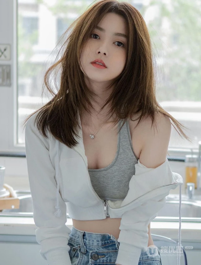 鹅蛋脸，精致面容精选少女运动背心牛仔裤厨房写真显完美纤细线条身材图片