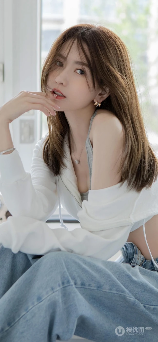 鹅蛋脸，精致面容精选少女运动背心牛仔裤厨房写真显完美纤细线条身材图片