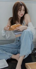 鹅蛋脸，精致面容精选少女运动背心牛仔裤厨房写真显完美纤细线条身材图片