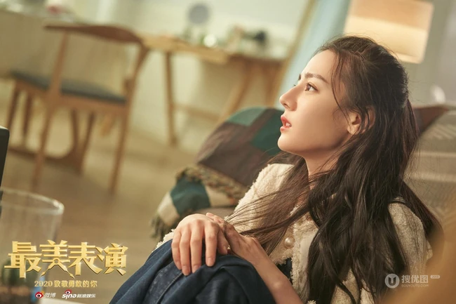 迪丽热巴最美表演剧照图片，演绎无声女孩，精心奔赴一次暗恋之约