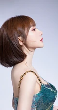 柳岩气质肩带开叉连衣裙写真，宛如美人鱼般，身材匀称一级棒
