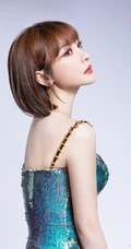柳岩气质肩带开叉连衣裙写真，宛如美人鱼般，身材匀称一级棒