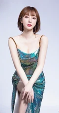 柳岩气质肩带开叉连衣裙写真，宛如美人鱼般，身材匀称一级棒