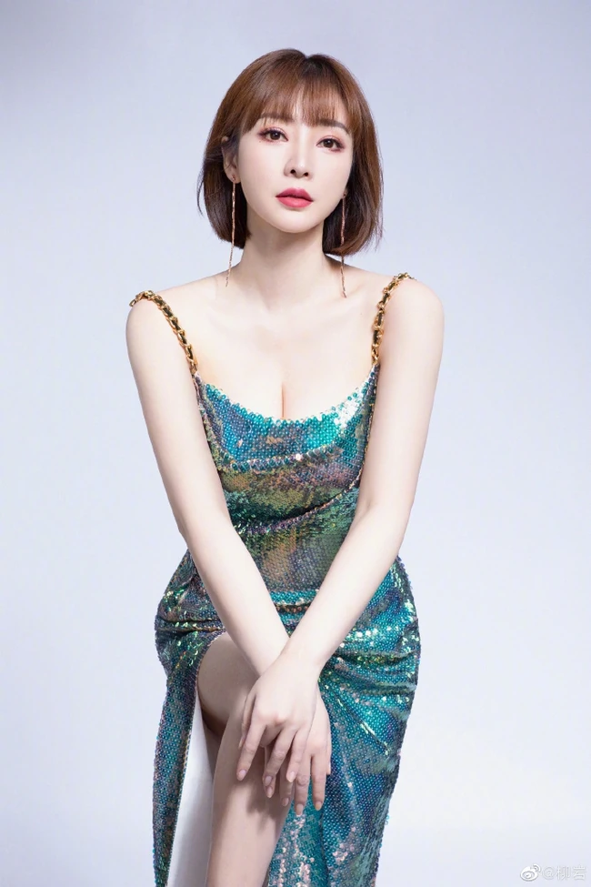 柳岩气质肩带开叉连衣裙写真，宛如美人鱼般，身材匀称一级棒