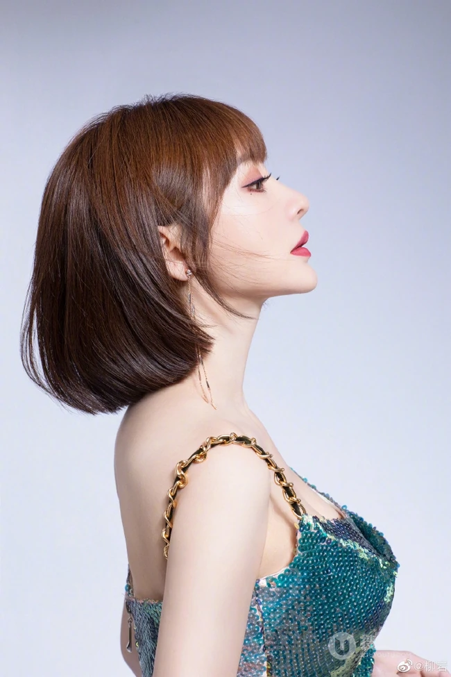 柳岩气质肩带开叉连衣裙写真，宛如美人鱼般，身材匀称一级棒