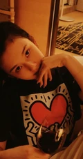 宋祖儿晒最新可爱生活照，抱两只可爱狗狗，爱心满满