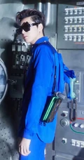 吴亦凡身着宝石蓝机能套装，眼神冷峻帅气，未来感十足写真照片