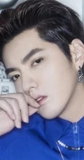 吴亦凡身着宝石蓝机能套装，眼神冷峻帅气，未来感十足写真照片