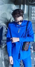 吴亦凡身着宝石蓝机能套装，眼神冷峻帅气，未来感十足写真照片