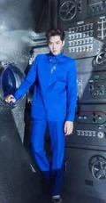 吴亦凡身着宝石蓝机能套装，眼神冷峻帅气，未来感十足写真照片