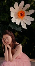 关晓彤身着V领无袖粉裙，化身花间少女，温柔可人高清写真照