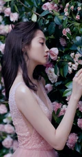 关晓彤身着V领无袖粉裙，化身花间少女，温柔可人高清写真照