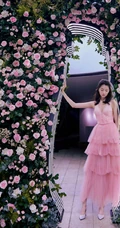 关晓彤身着V领无袖粉裙，化身花间少女，温柔可人高清写真照