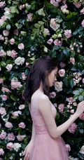 关晓彤身着V领无袖粉裙，化身花间少女，温柔可人高清写真照