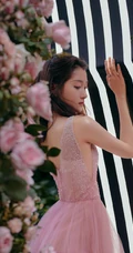 关晓彤身着V领无袖粉裙，化身花间少女，温柔可人高清写真照