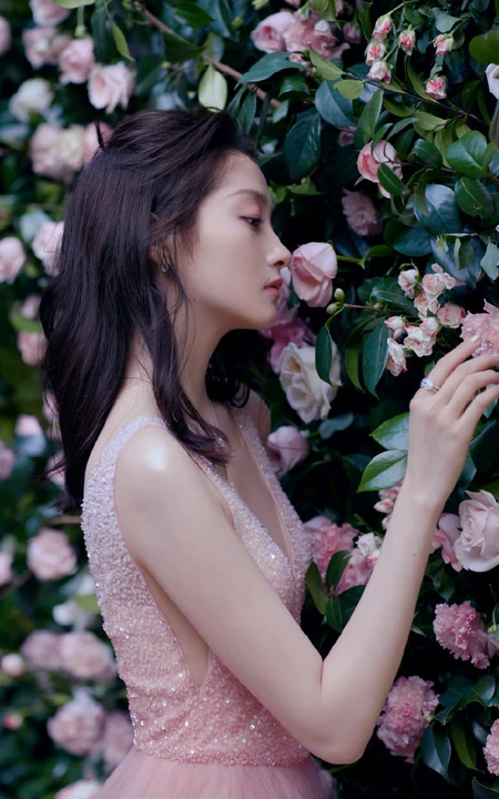 关晓彤身着V领无袖粉裙，化身花间少女，温柔可人高清写真照