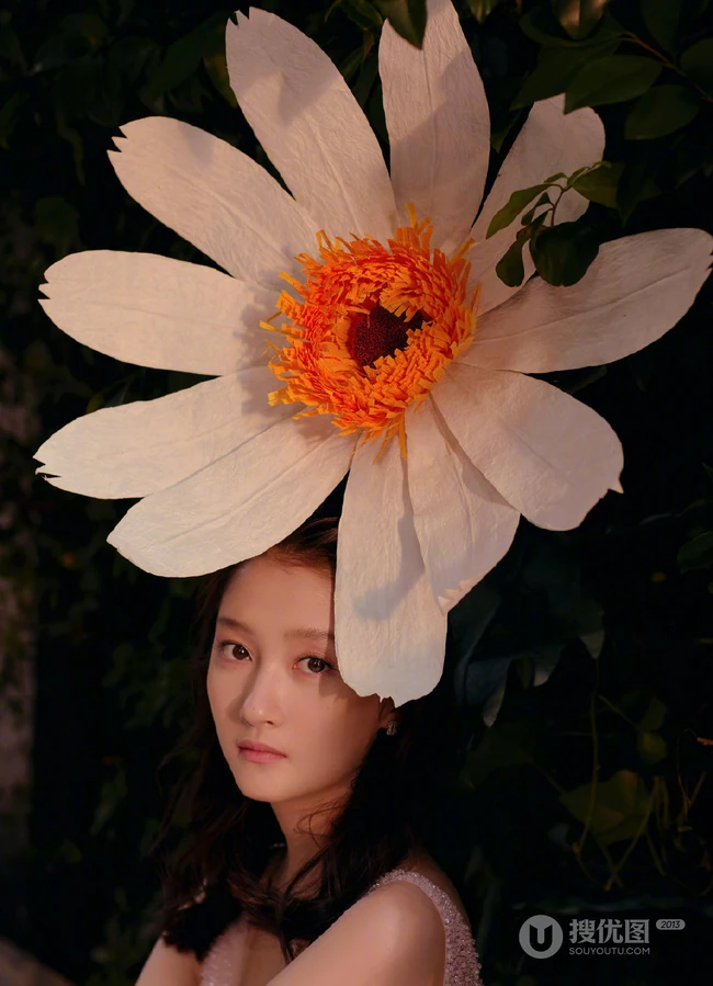 关晓彤身着V领无袖粉裙，化身花间少女，温柔可人高清写真照