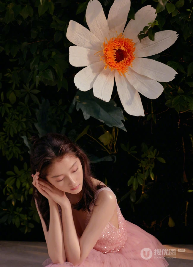 关晓彤身着V领无袖粉裙，化身花间少女，温柔可人高清写真照