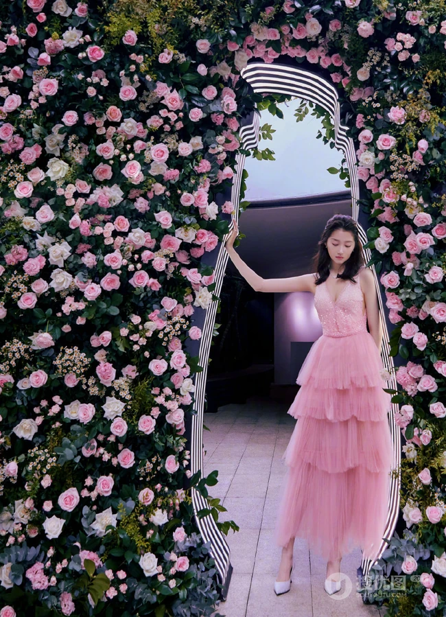 关晓彤身着V领无袖粉裙，化身花间少女，温柔可人高清写真照