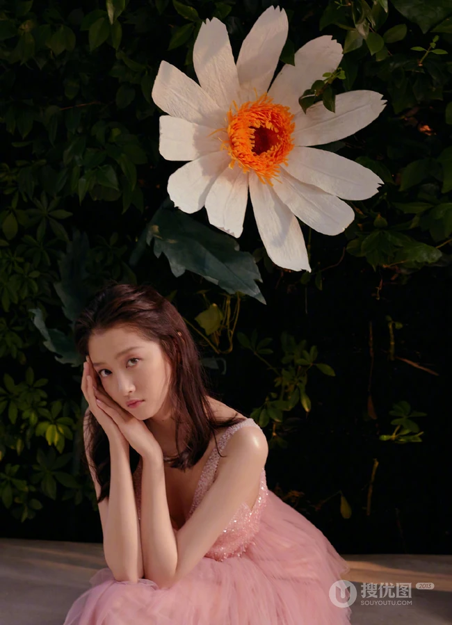 关晓彤身着V领无袖粉裙，化身花间少女，温柔可人高清写真照