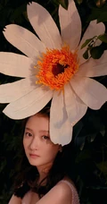 关晓彤身着V领无袖粉裙，化身花间少女，温柔可人高清写真照