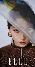 THE9女生成员喻言气质短款装背心背带裤穿搭登杂志写真美照