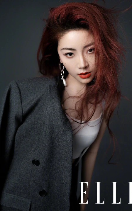 THE9女生成员喻言气质短款装背心背带裤穿搭登杂志写真美照