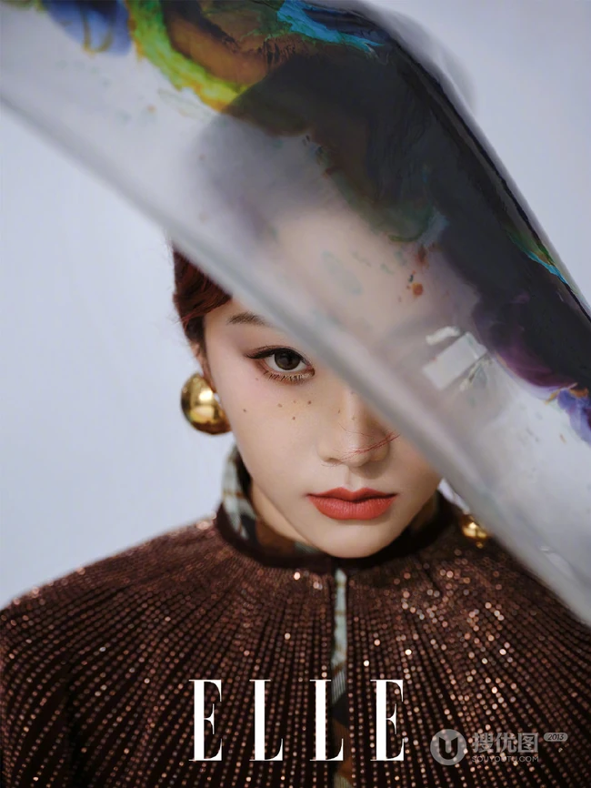 THE9女生成员喻言气质短款装背心背带裤穿搭登杂志写真美照