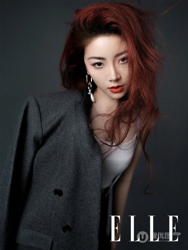 THE9女生成员喻言气质短款装背心背带裤穿搭登杂志写真美照