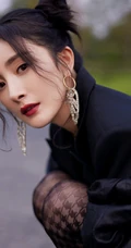 杨幂可爱酷飒双丸子头发型搭配大耳饰，黑裙，深袜袜公园小路写真美照