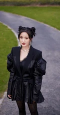 杨幂可爱酷飒双丸子头发型搭配大耳饰，黑裙，深袜袜公园小路写真美照
