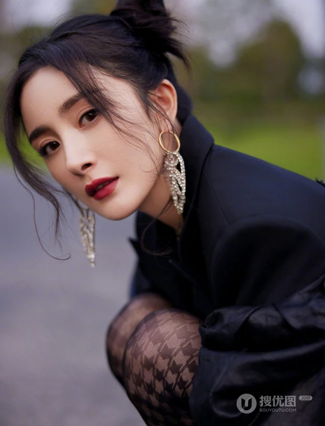杨幂可爱酷飒双丸子头发型搭配大耳饰，黑裙，深袜袜公园小路写真美照
