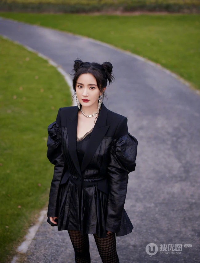 杨幂可爱酷飒双丸子头发型搭配大耳饰，黑裙，深袜袜公园小路写真美照