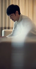 白宇白衬衫黑裤穿搭帅气绅士 优雅有型居家写真照片