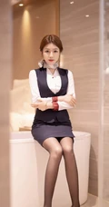 清秀可人苗条女生梦梵空乘制服装深袜袜穿着酒店前后忙碌高清写真套图