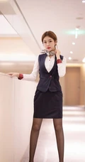 清秀可人苗条女生梦梵空乘制服装深袜袜穿着酒店前后忙碌高清写真套图